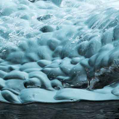 Eisblock schwimmend auf dem Wasser (Detail)